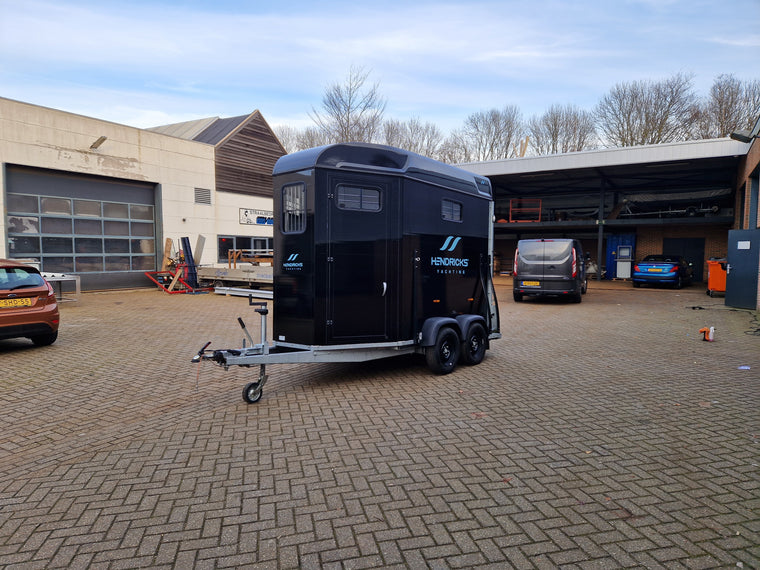 Hendricks Yachting — paardentrailer wrap — Voertuigbelettering & wrapping