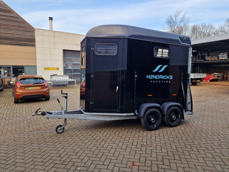 Hendricks Yachting — paardentrailer wrap — Voertuigbelettering & wrapping