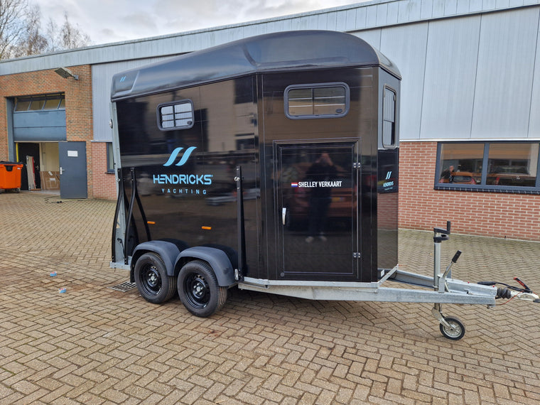 Hendricks Yachting — paardentrailer wrap — Voertuigbelettering & wrapping