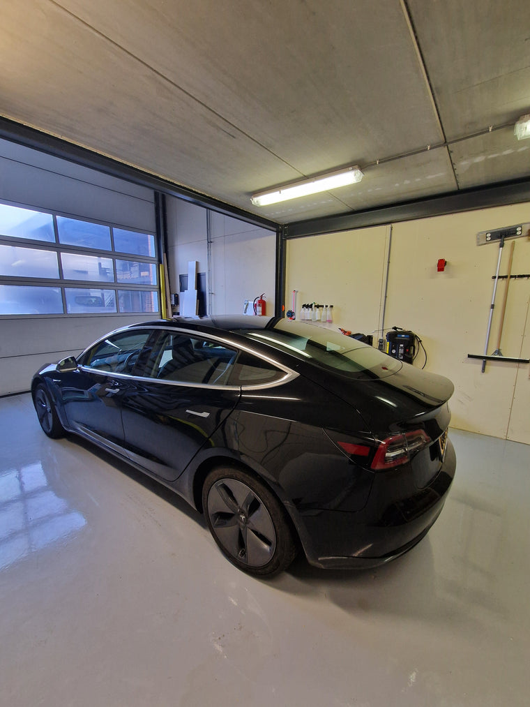Tesla — dechrome, voor en na — Voor