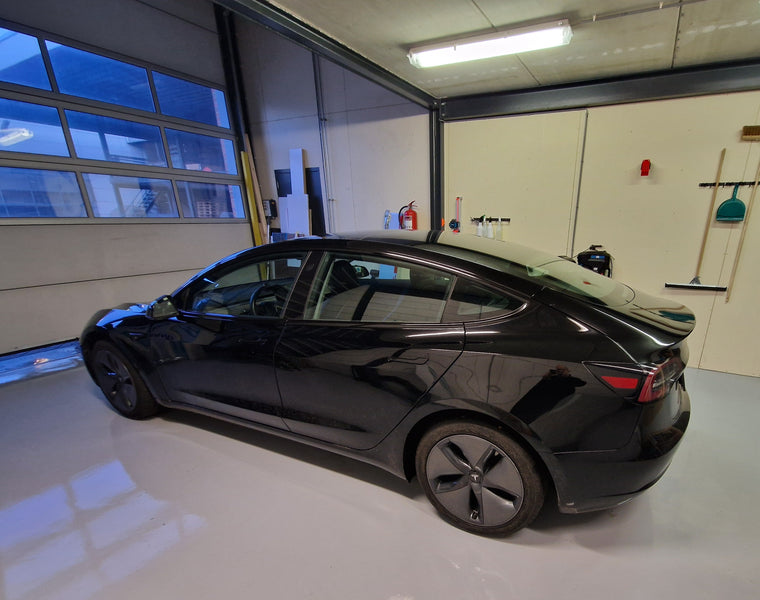 Tesla — dechrome, voor en na — Na