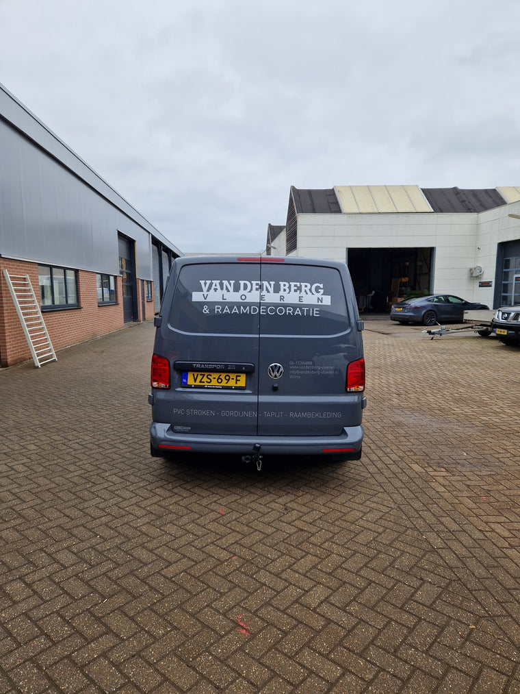 Van den Berg Vloeren & Raamdecoratie — busbelettering — Voertuigbelettering & wrapping