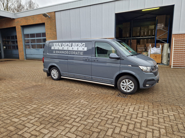 Van den Berg Vloeren & Raamdecoratie — busbelettering — Voertuigbelettering & wrapping