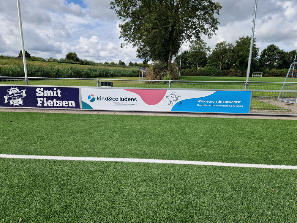 Sponsorbord Kind & Co Ludens bij CSW Wilnis