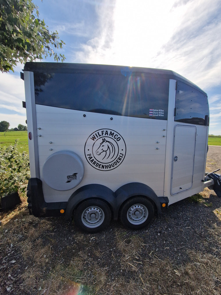 Wilfamco — paardentrailer met logo — Voertuigbelettering & wrapping