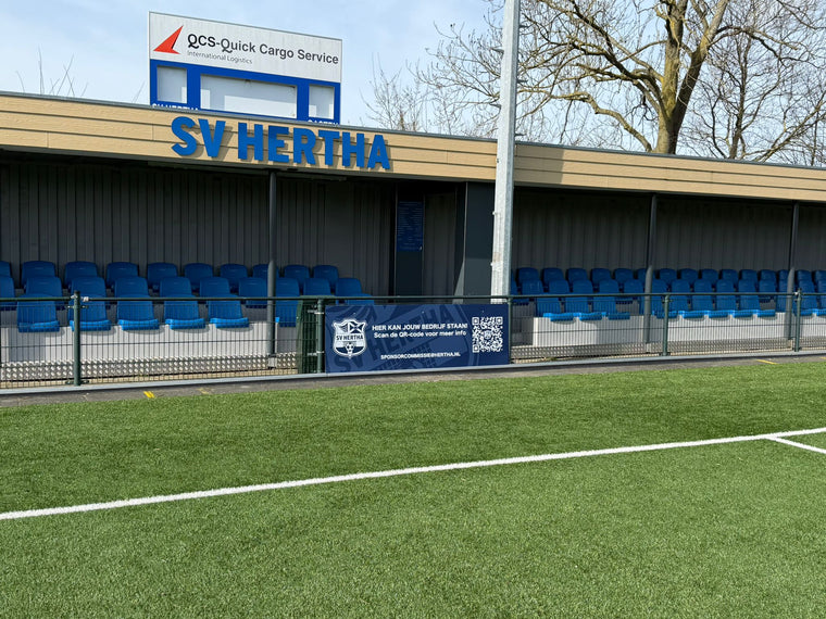 SV Hertha — Sponsorborden langs het veld