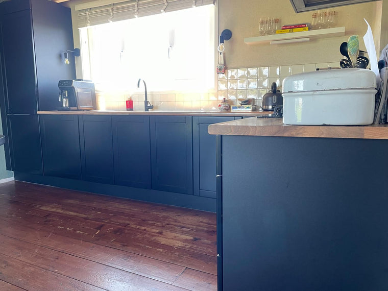 Keukenrenovatie in matzwart — Keukenwrappen