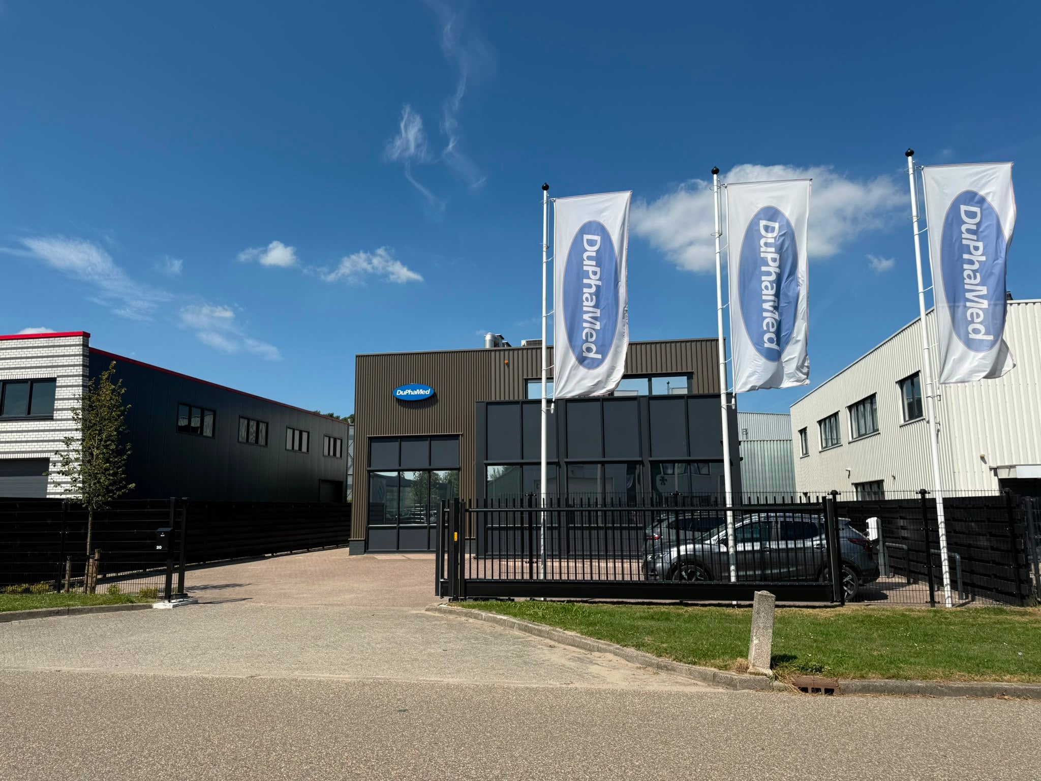Buitenreclame en vlaggen bij DuPhaMed door Allinsign
