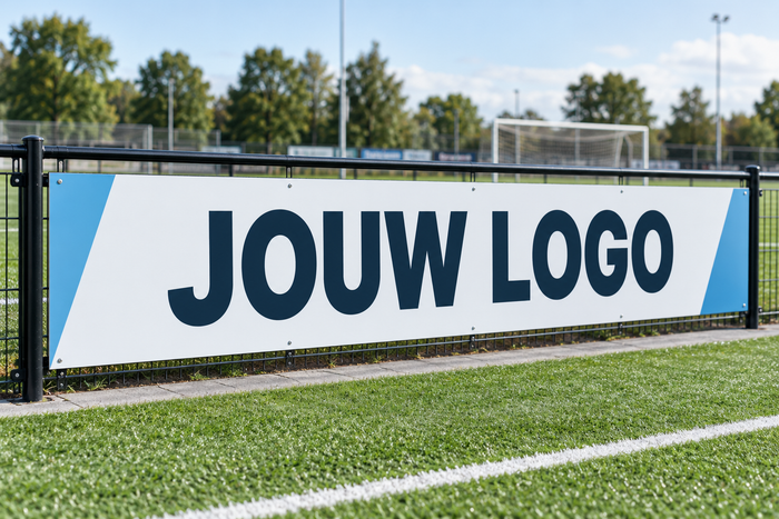 Sponsorbord met jouw logo langs een sportveld